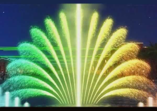 Павлин raspuskaet хвостов